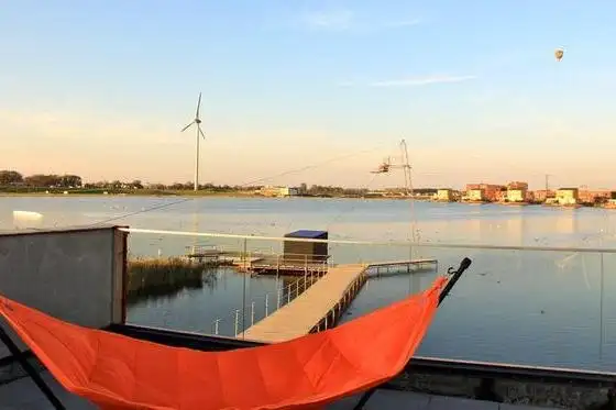 Hangmat met uitzicht op meer